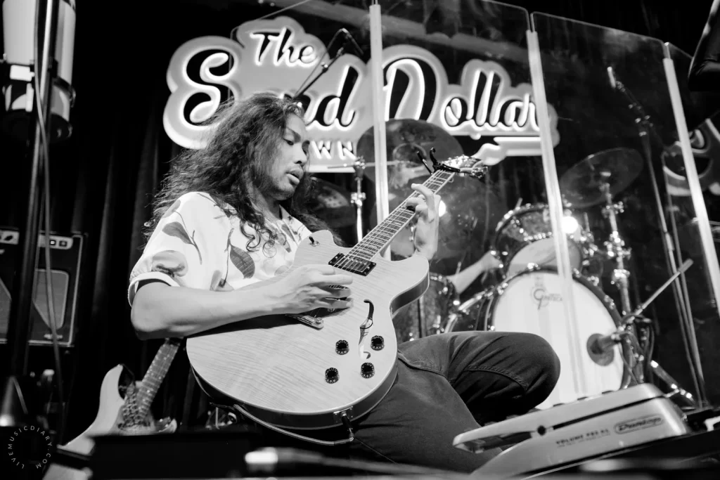 Fez Reyes of Elevated Undergrounds playing guitar (Photo: Miranda Mendelson / LiveMusicDiary.com)