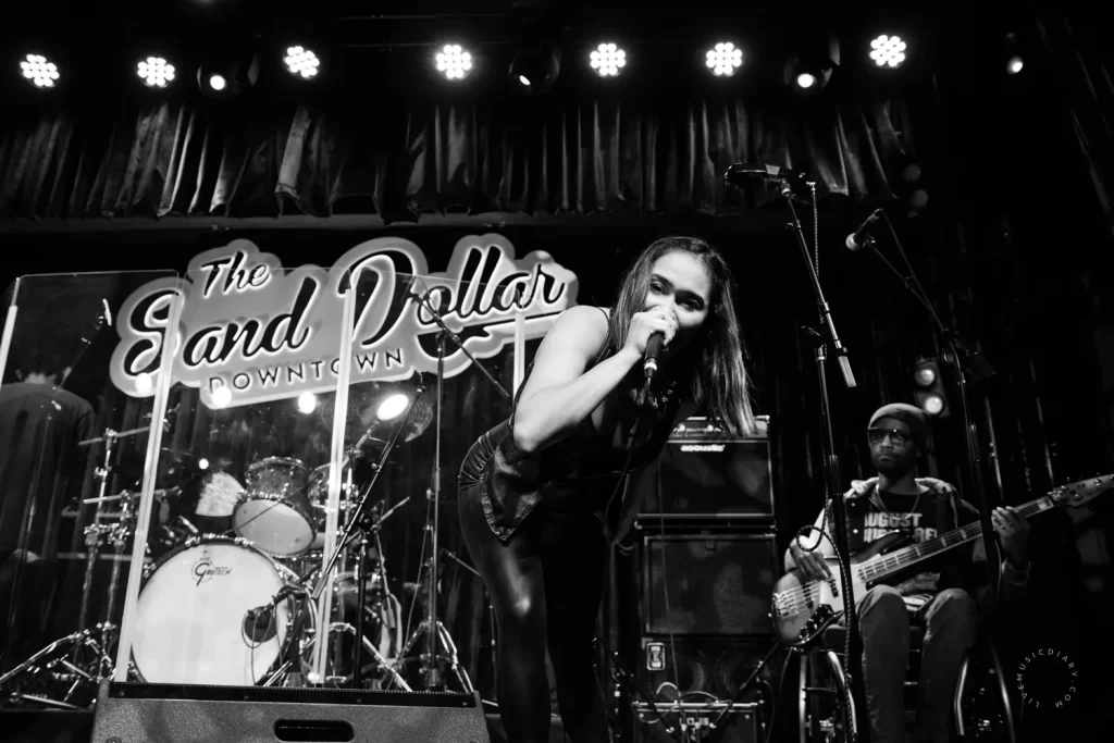 Madison Deaver performing at The Sand Dollar for the Desert Honeypot Showcase (Photo: Miranda Mendelson / LiveMusicDiary.com)